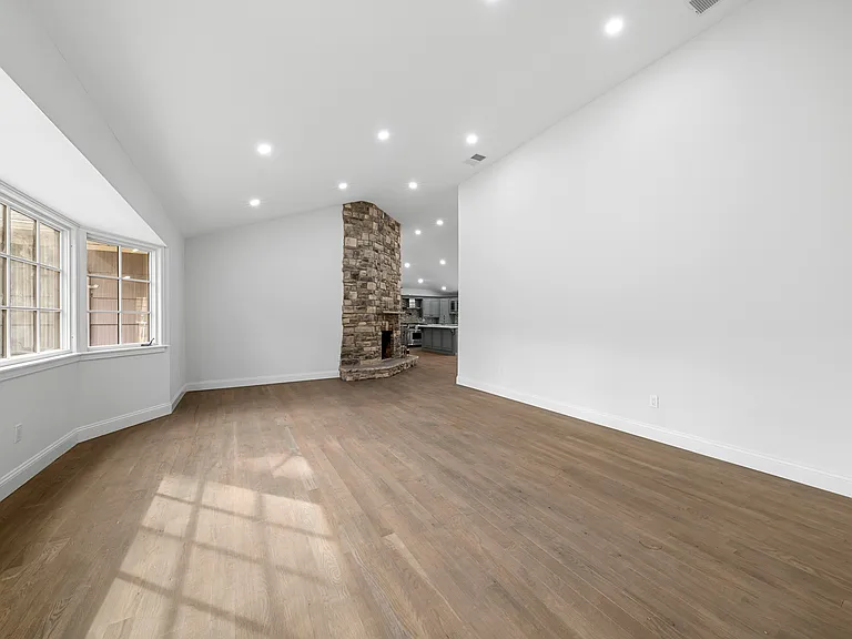 257 Southlawn Ave — Photo 6