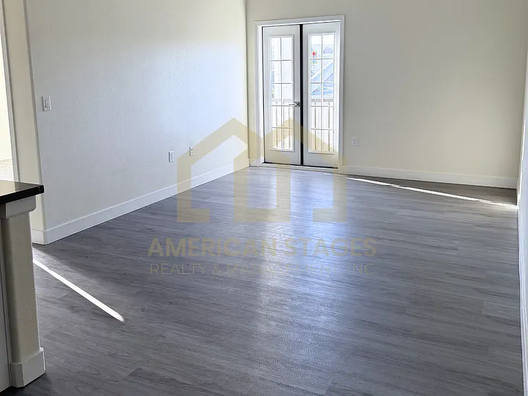 101 N Broadway #204 — Photo 2