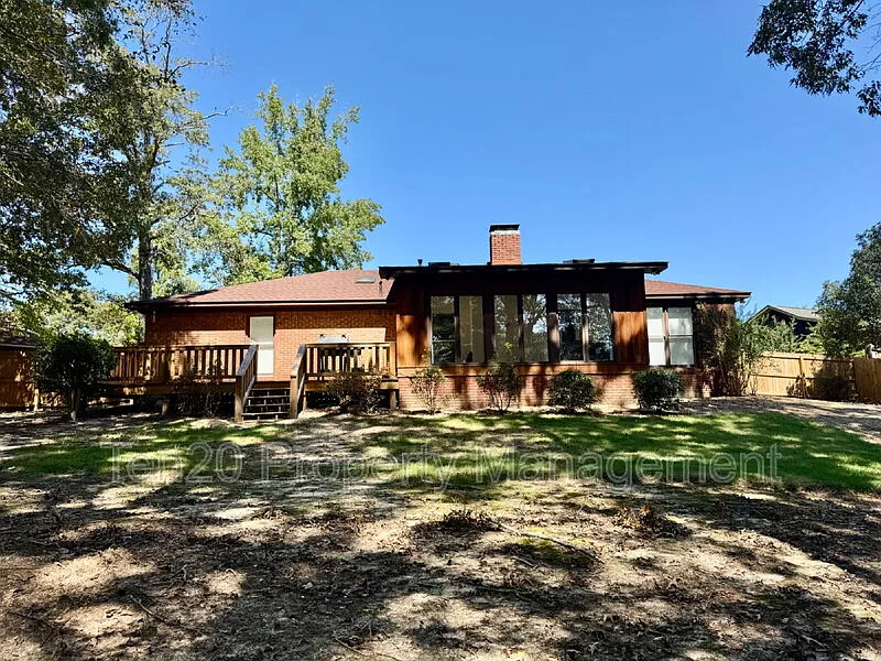3 bed, 2.0 bath, 2100 sqft, $2,000 — Photo 2