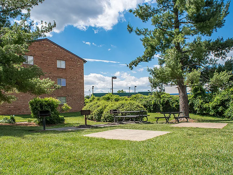 The Manor/The Manor East Apartments — Photo 29