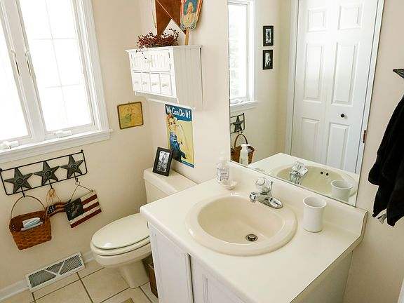 Main floor 1/2 bath