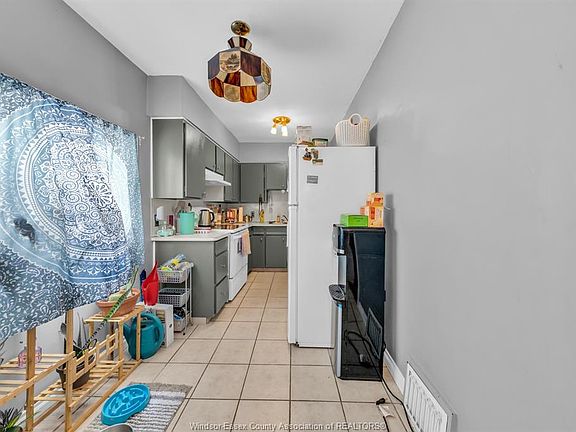 3rd image of 1854 Byng Rd