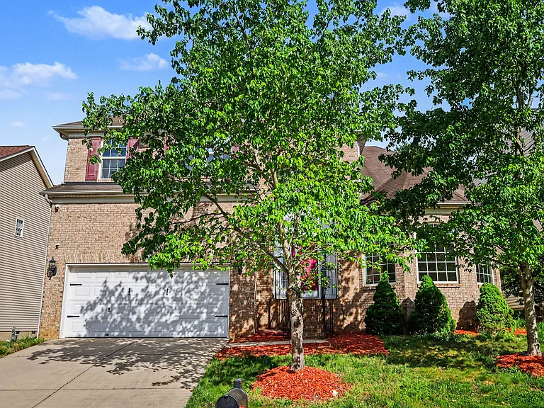 2119 Baggins Ln — Photo 3
