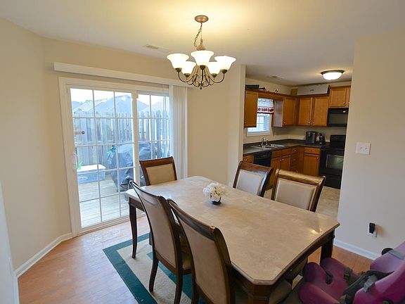 4th image of 1899 Camelot Dr