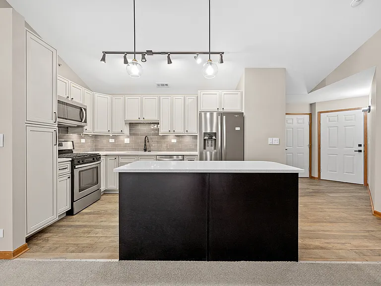 5S560 Paxton Dr #2H — Photo 4
