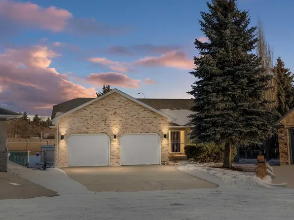 22 S Varsity Estates Close NW, Calgary, AB T3B 5J2