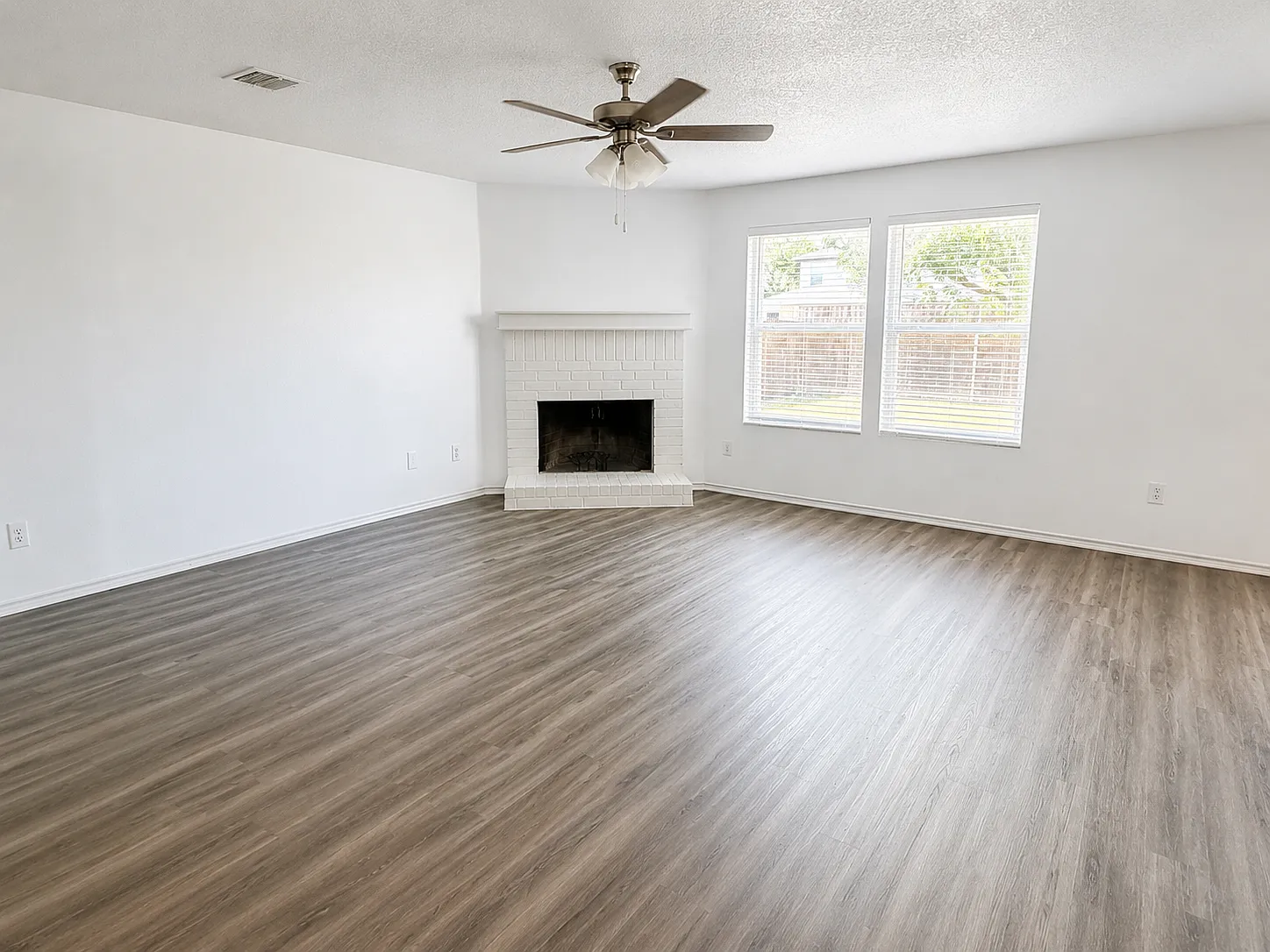 4 bed, 2.5 bath, 2293 sqft, $2,550 — Photo 2