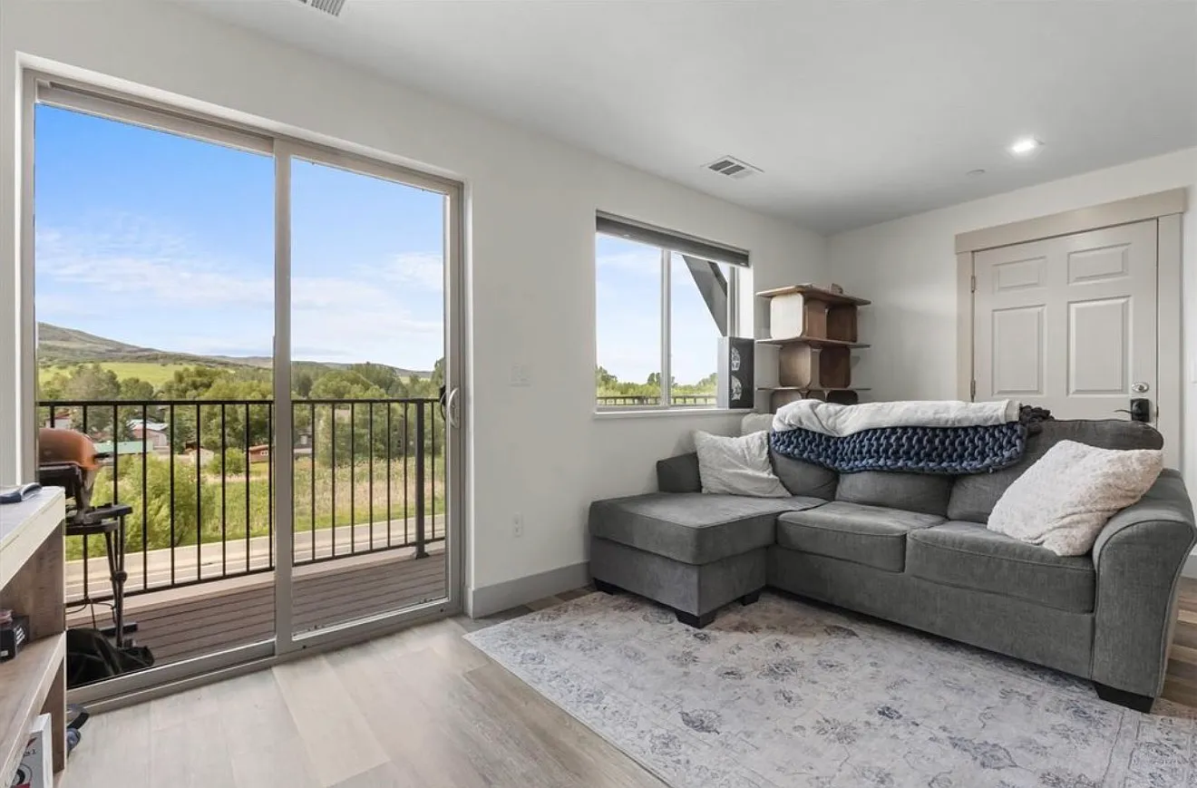 3 bed, 2.5 bath, 2407 sqft, $5,000 — Photo 2