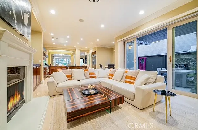4 bed, 4.5 bath, 3860 sqft, $12,000 — Photo 3