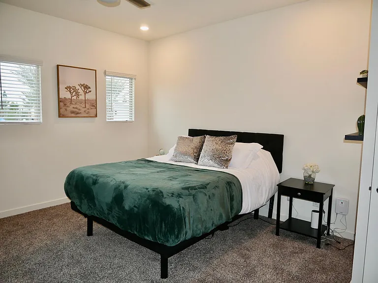 2224 W Harmont Dr — Photo 7
