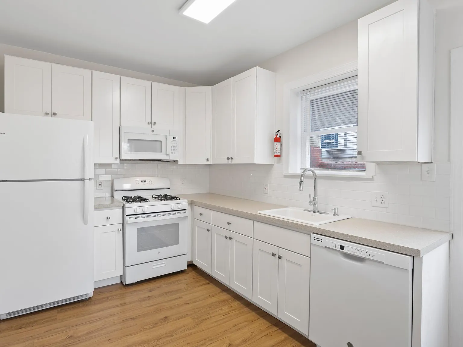 3 bed, 1.5 bath, 1350 sqft, $2,345 — Photo 2