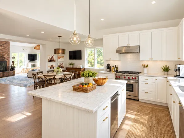 https://photos.zillowstatic.com/fp/270d22be67ba6014adf3ea2e8620b0ca-p_e.webp