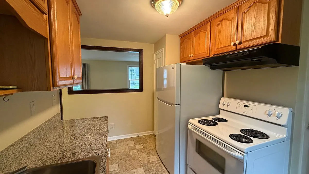 2 bed, 1.0 bath, 1504 sqft, $1,950 — Photo 2
