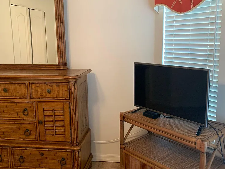 Dresser & tv
