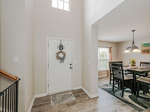 4th image of 8387 Chatsworth Dr