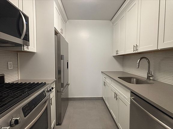 4th image of 101 W 55th St #131