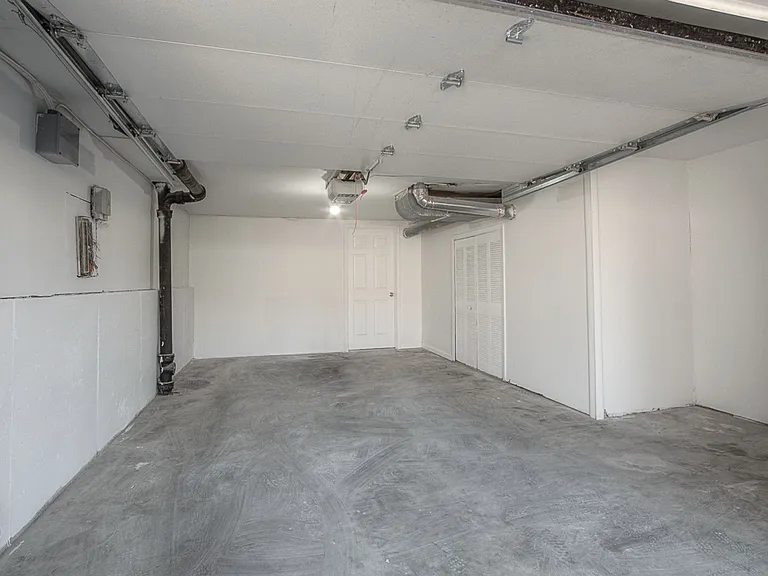 Wornall Place Apartments — Photo 20