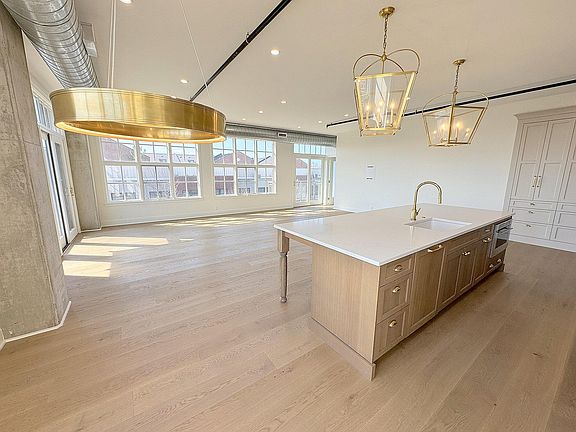 3rd image of 2051 Villa Rd Unit 302