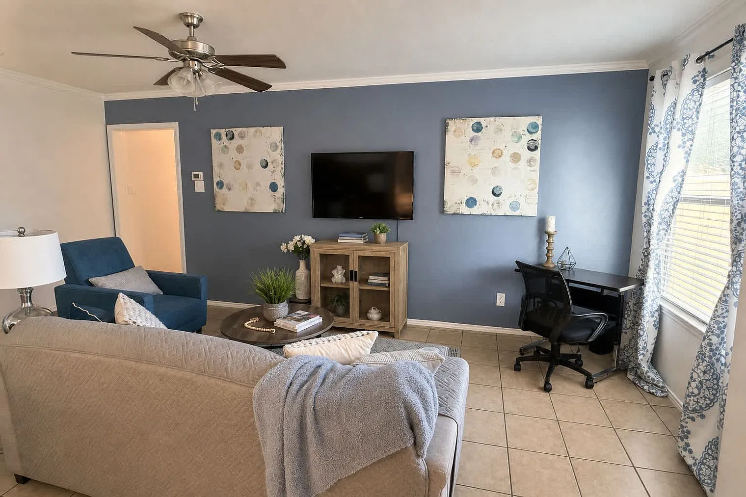 2 bed, 2.0 bath, 742 sqft, $3,192 — Photo 2