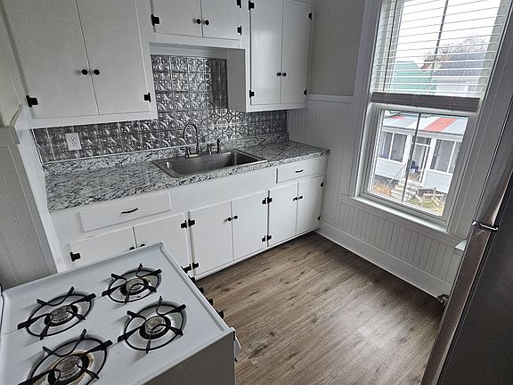 3rd image of 27 Laurel St #2