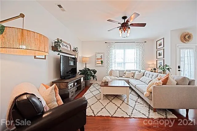 6622 Dunton St — Photo 4