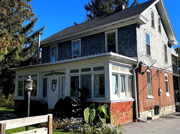 15 S Singer Ave, Paradise, PA 17562