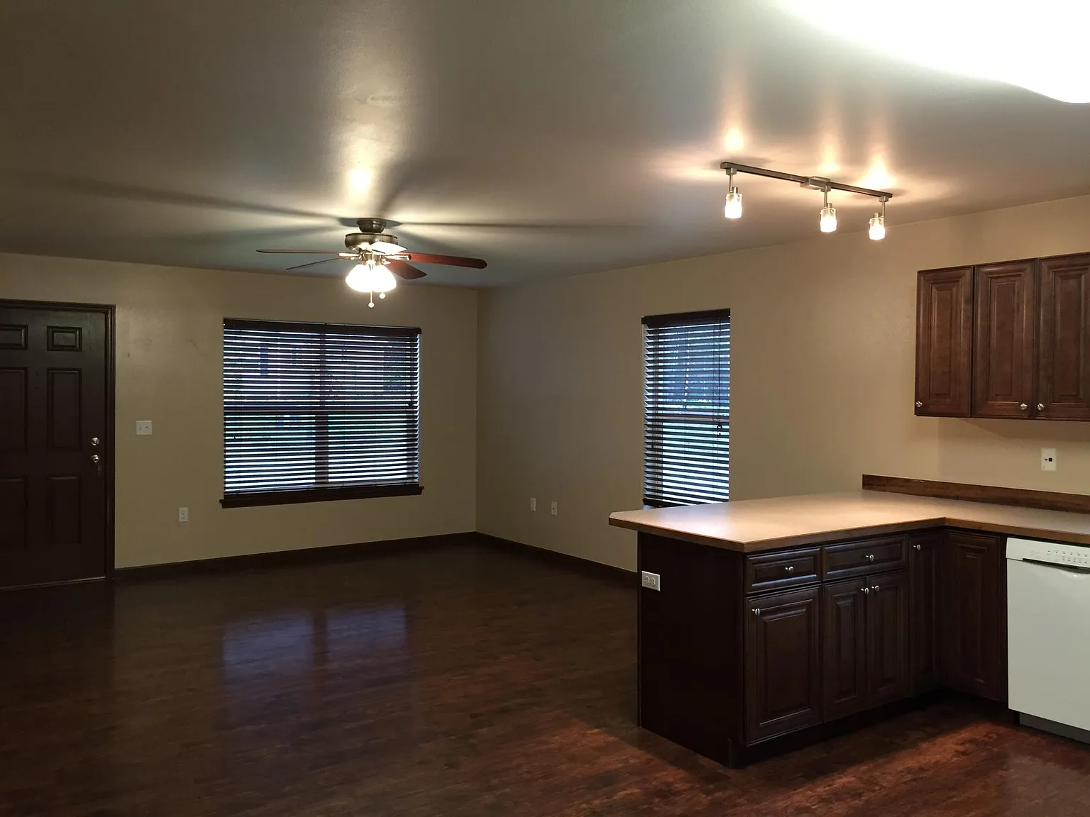 3 bed, 1210 sqft, $2,200 — Photo 4