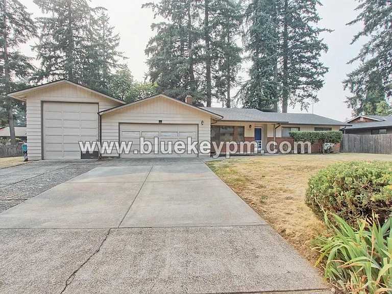 1102 NE 125th Ave — Photo 2