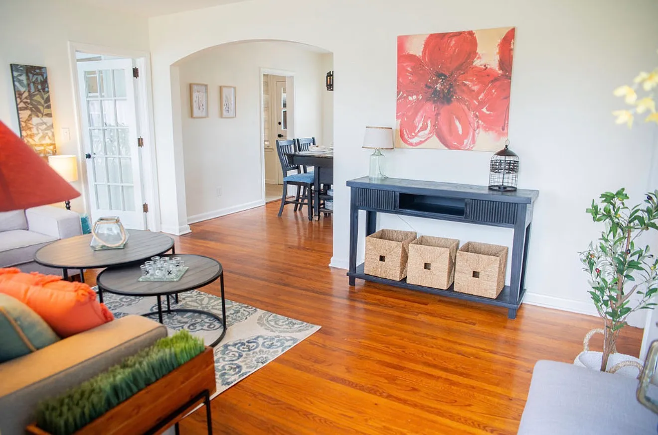 3 bed, 1.5 bath, 989 sqft, $1,650 — Photo 2