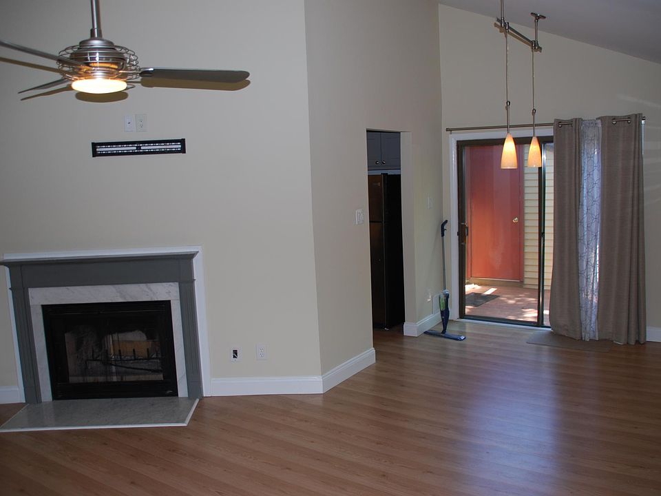 Large Living room and Dinning Room - Working Wood Burning Fireplace