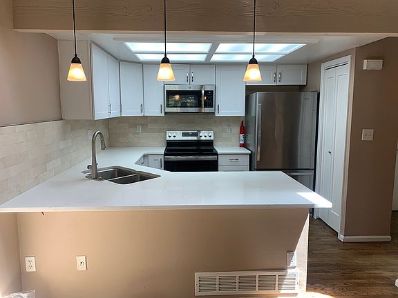 New kitchen and appliances
Quartz countertop and travertine tile
backsplash