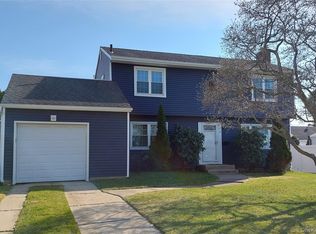 14 Bradford Rd, Plainview, NY 11803