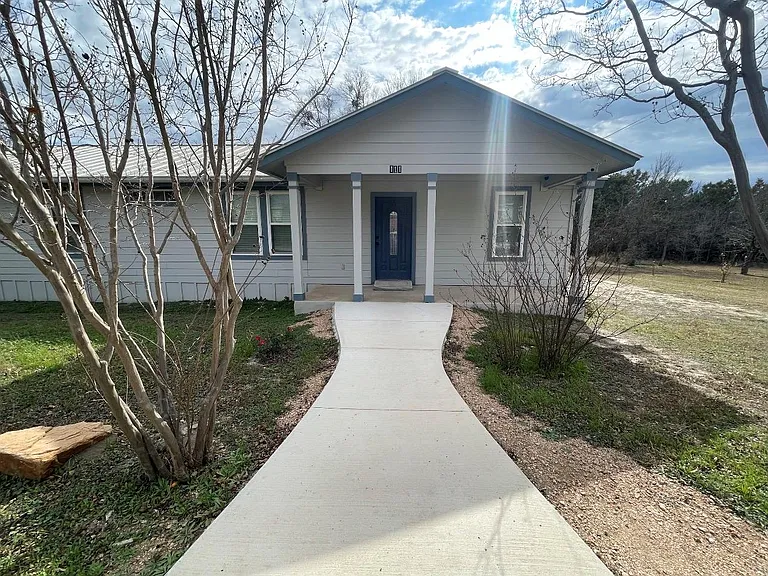 111 Hillview Ln — Photo 2