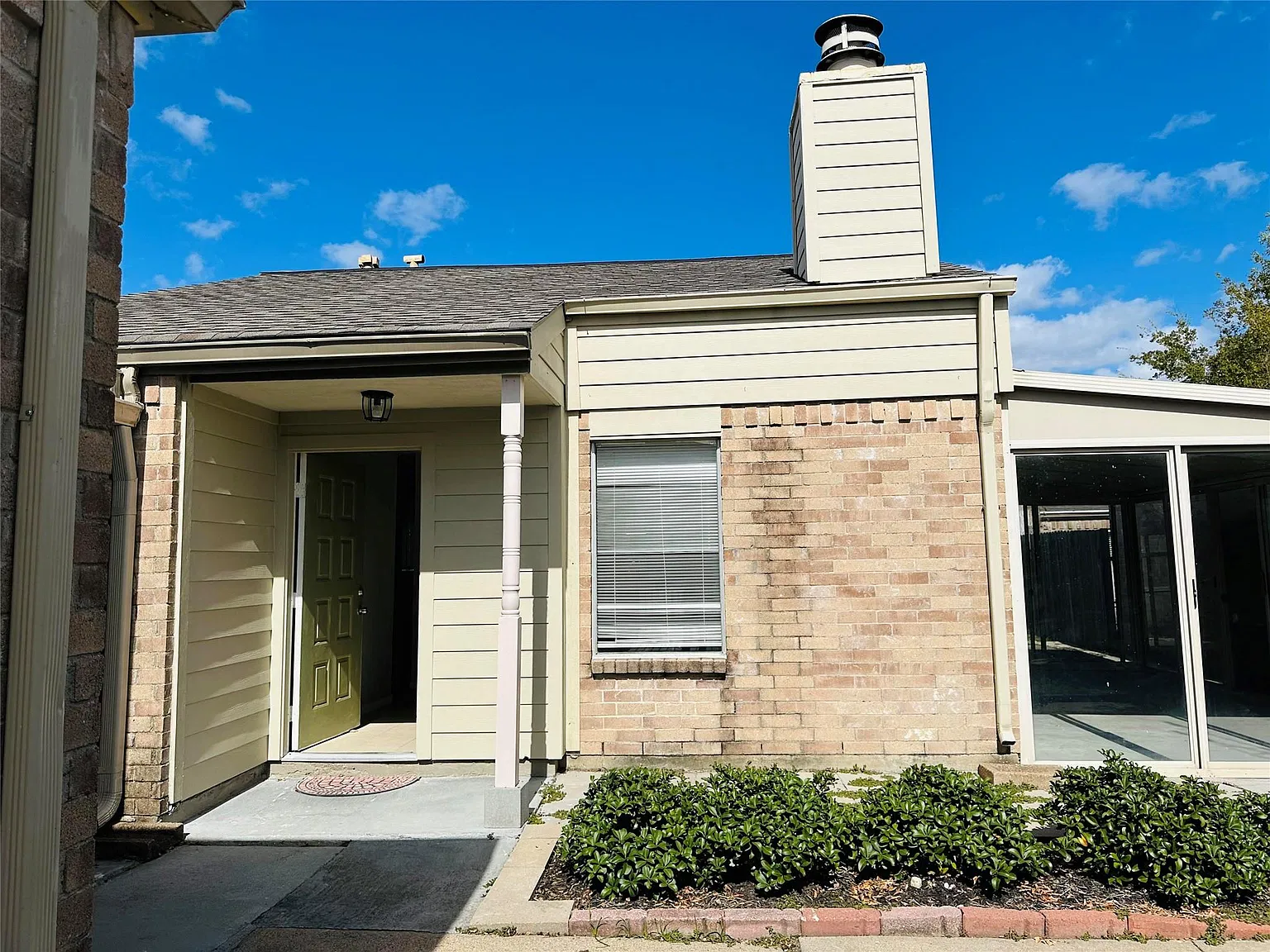 2 bed, 1.0 bath, 1038 sqft, $1,700 — Photo 3