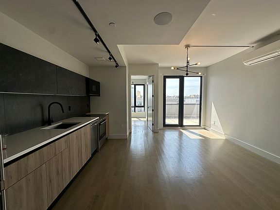 4th image of 880 Rogers Ave #806