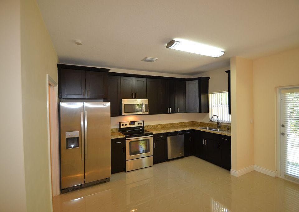 1st image of 2401 NE 15th Ave #00