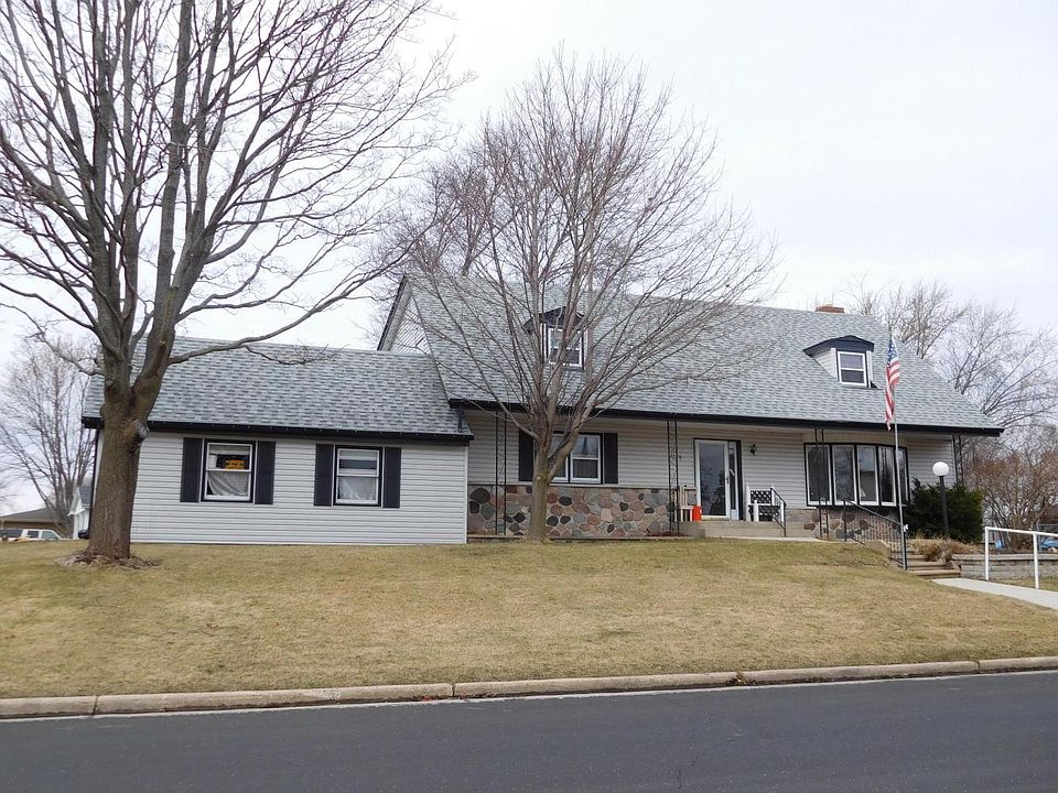 Cape Cod with 2.5 Car Garage