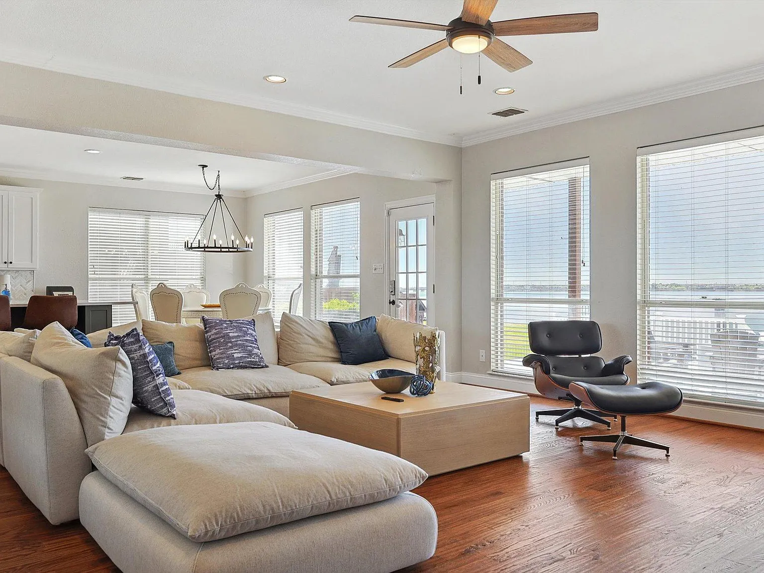 5 bed, 3.5 bath, 3800 sqft, $15,000 — Photo 3