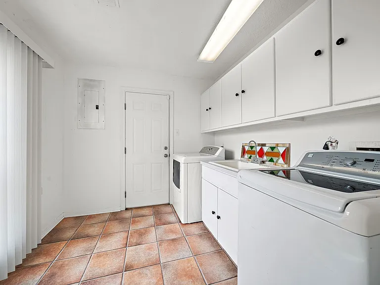 2523 Baycrest Dr — Photo 25