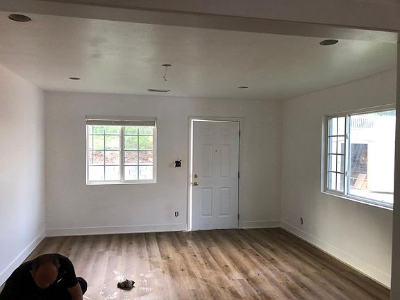 5th image of 210 Deerock Pl