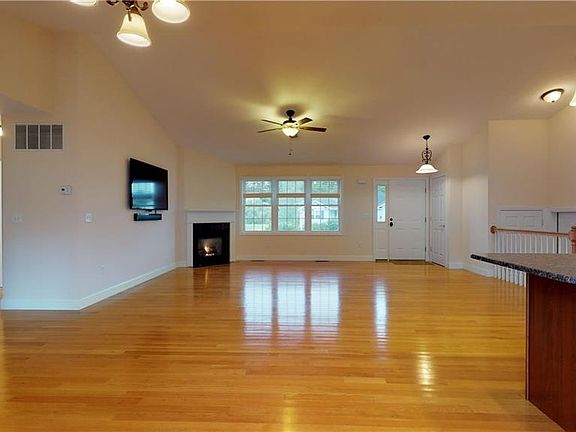 4th image of 56 Sophia Ct