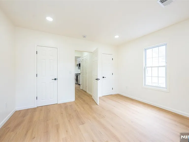 231 Waverly Pl — Photo 3