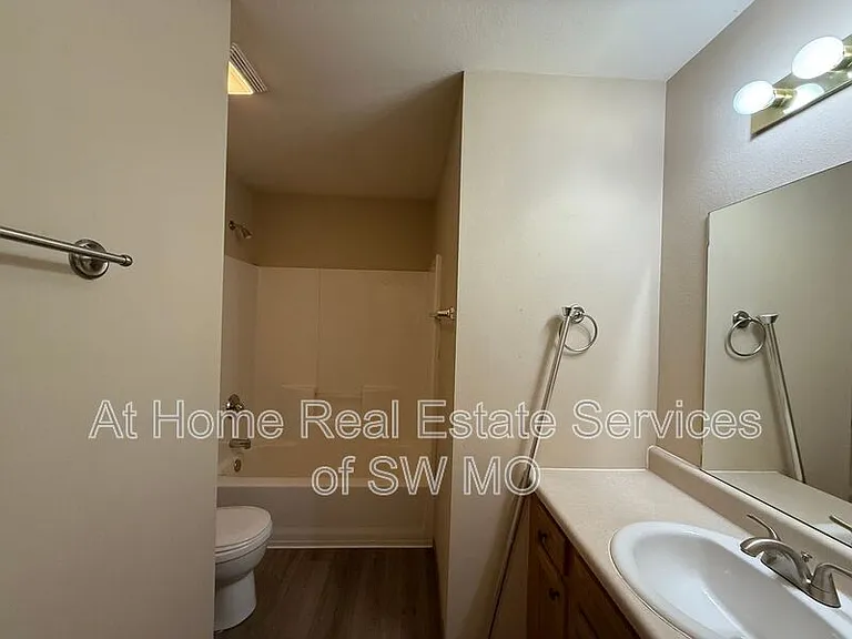 1132 S Clifton Ave — Photo 3