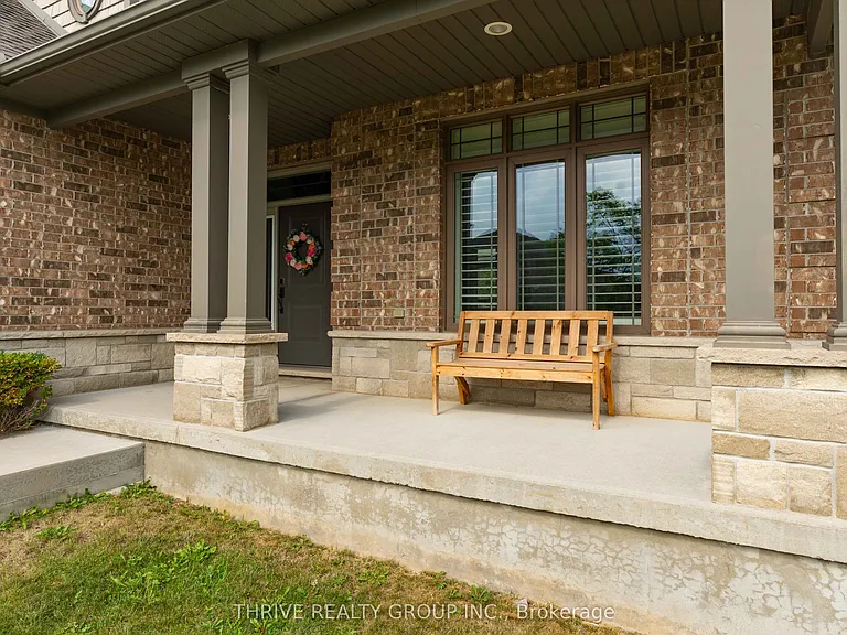 12 Ashwood Cres — Photo 2