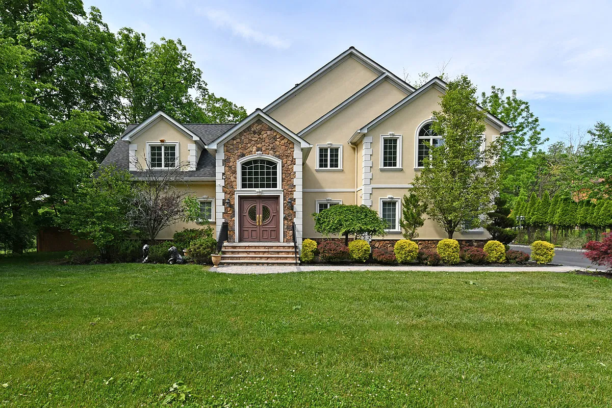 5 bed, 4800 sqft, $6,000 — Photo 1
