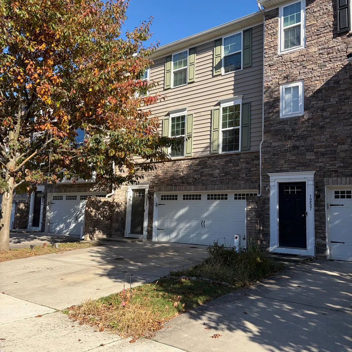 3 bed, 2.5 bath, 2375 sqft, $2,800 — Photo 1