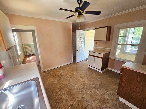4th image of 186 Burbank St
