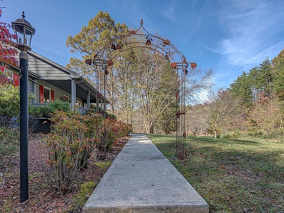 3rd image of 101 Sedgefield Ln
