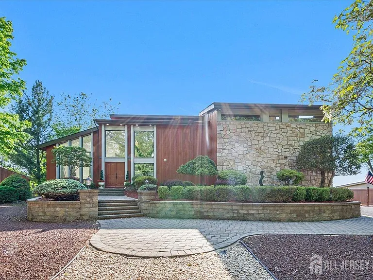 950 Sunset Rdg — Photo 1