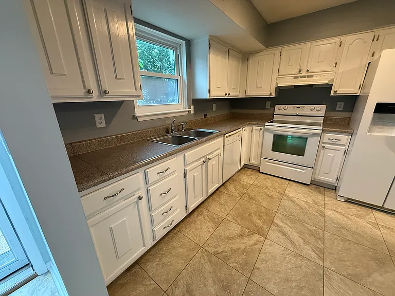 3745 Pendleton Ave — Photo 8